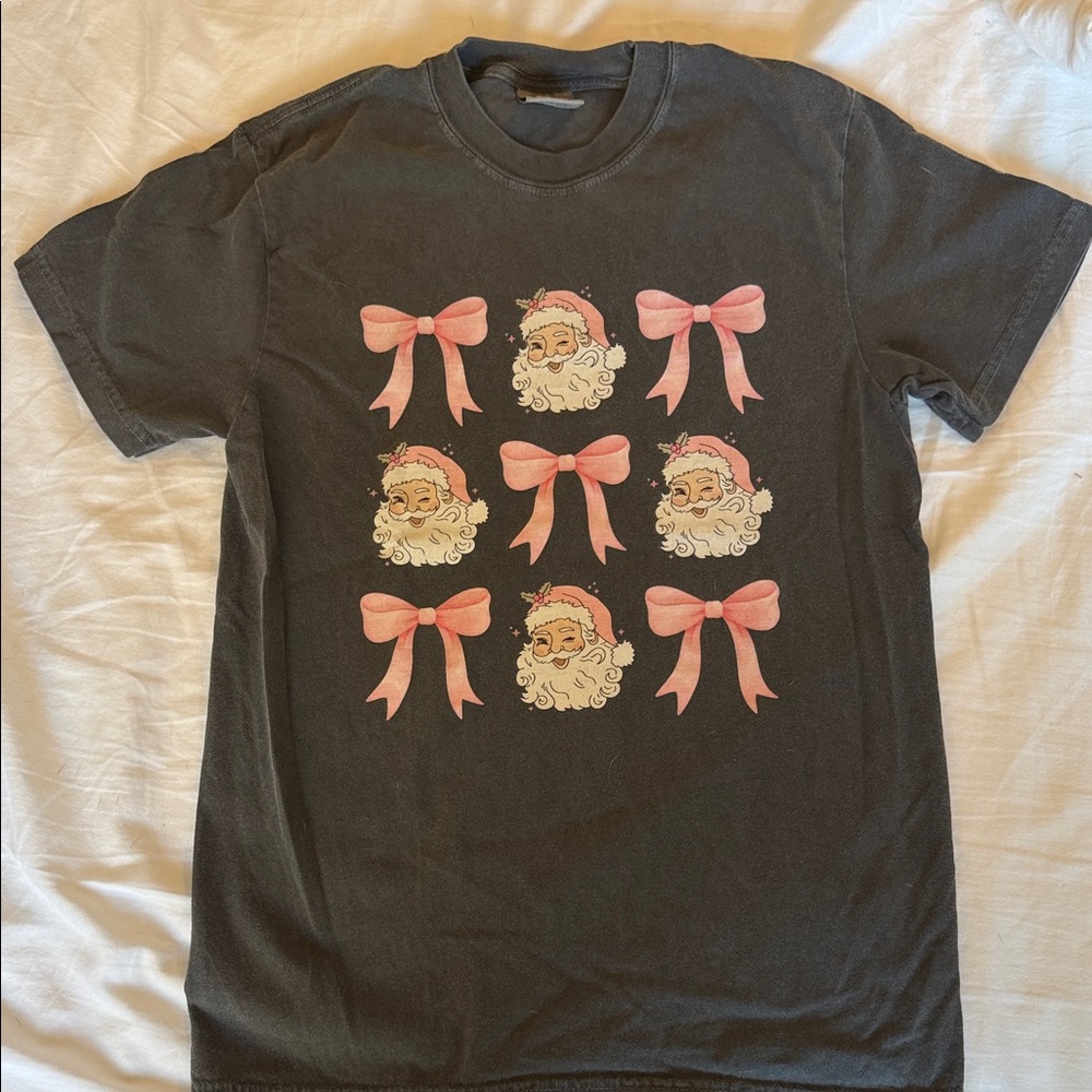 🎅🏻LOWEST PRICE🎅🏻Comfort Colors Charcoal Tee with Santa and Pink Bows
